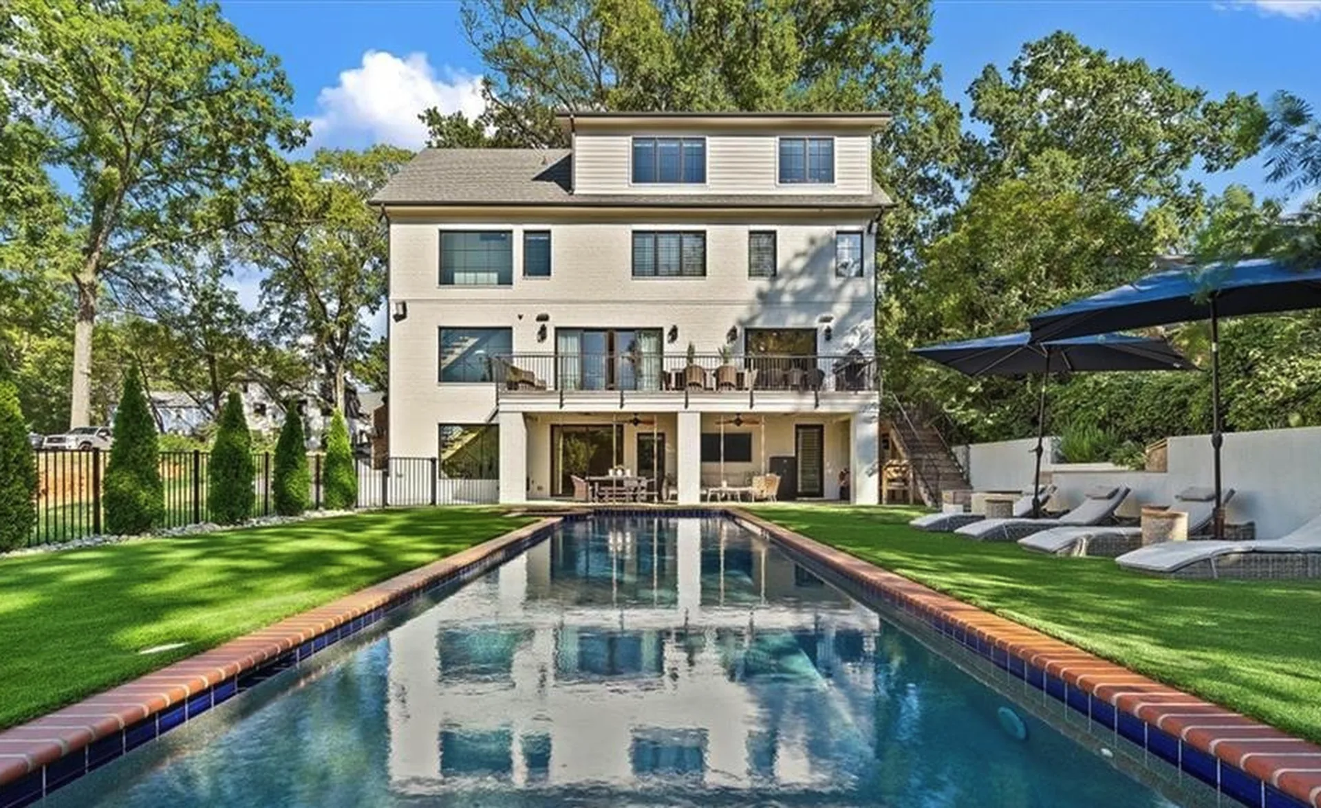 1220 S Kings Drive, photo 2